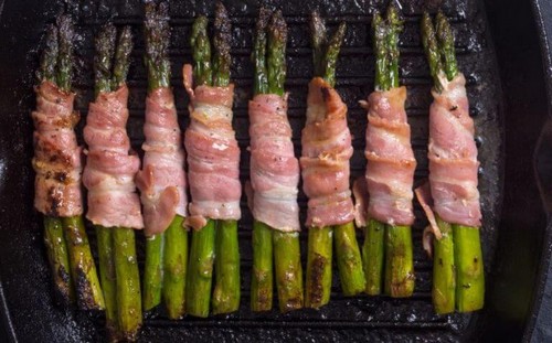 asparges viklet i bacon