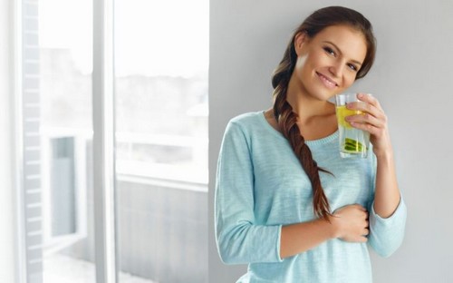 kvinde drikker citronvand