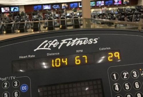 skærm på løbebånd i fitnesscenteret