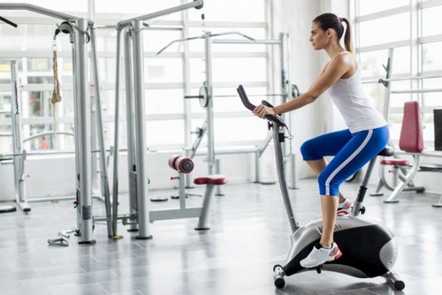træn på motionscykel i fitnesscenteret