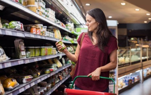 Kvinde undgår forarbejdede fødevarer i supermarkedet