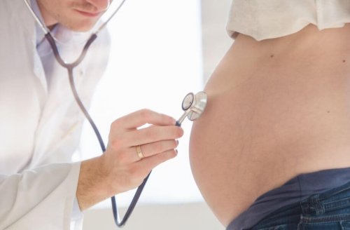 Læge tjekker gravid