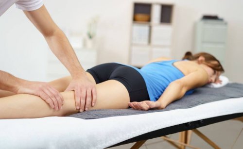 Kvinde får massage på benene