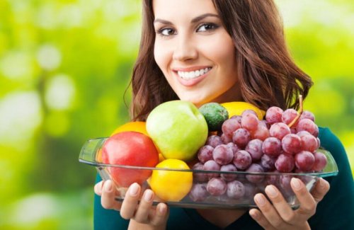 Kvinde med masser af frugt som er en sund snack