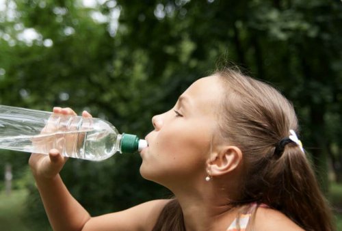 Pige drikker vand for at tabe kropsfedt