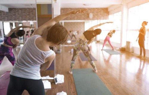 Kvinder træner fleksibilitet