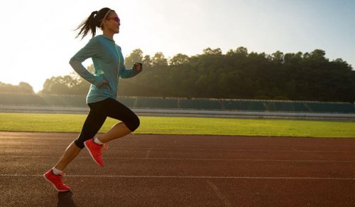 Kvinde løber for at forbedre sin udholdenhed