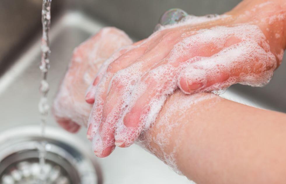 Person vasker hænder