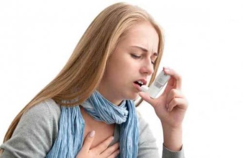 Kvinde får et asthma anfald