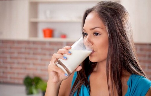 Kvinde drikker et glas mælk