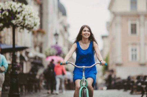 kvinde på sin cykel i byen