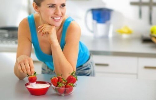 Jordbær og yoghurt: En let morgenmad