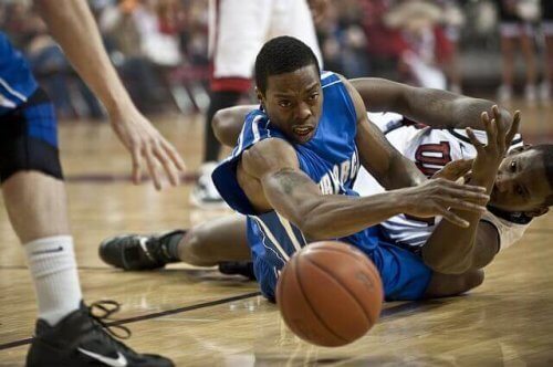 Basketballspillere på gulvet
