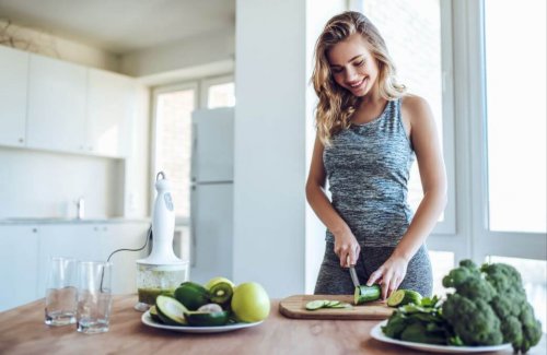Kvinde tilbereder frugt og grønt som snack