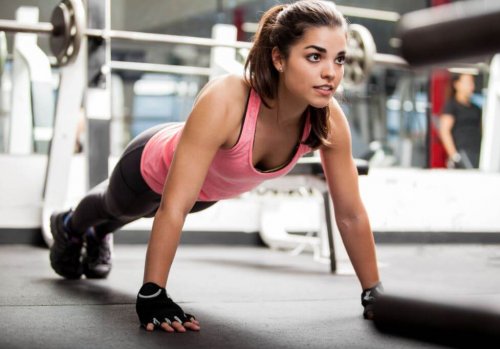 kvinde der skal til at lave push-ups i fitnesscenter