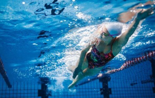 kvinde der svømmer