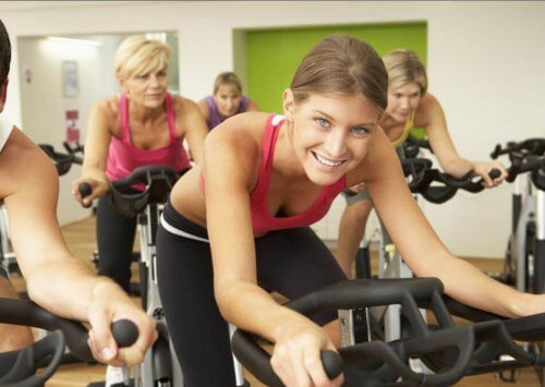 kvinder på et fitnesshold med spinningcykler