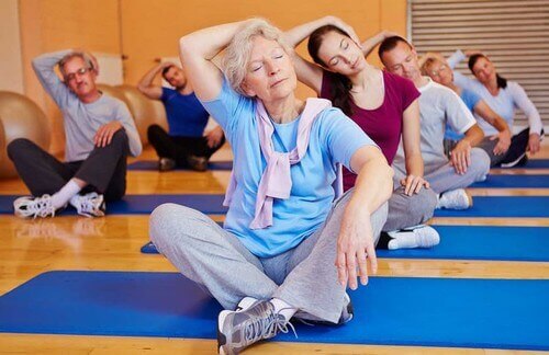 ældre folk der laver yoga