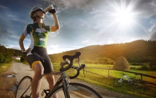 Cyklist tager en drikkepause i solen