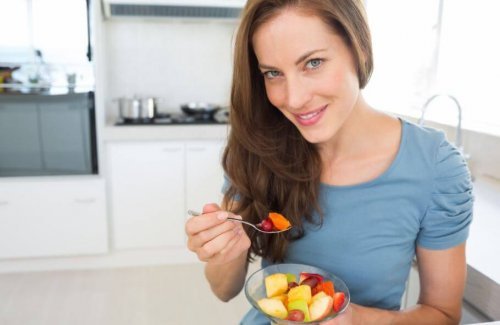 kvinde der spiser frugtsalat