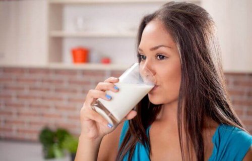 Kvinde drikker mælk