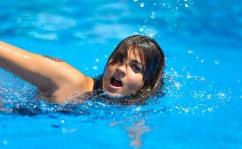 Kvinde svømmer i en pool