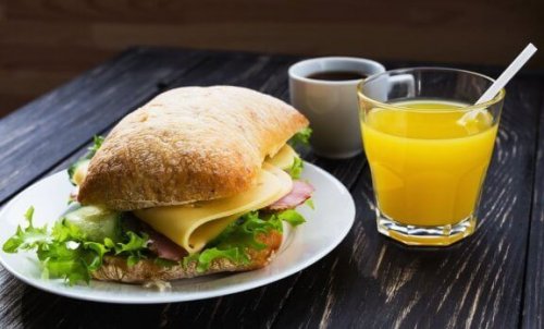 sandwich og juice til morgenmad