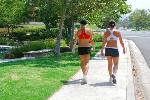 to trænede kvinder der går en tur