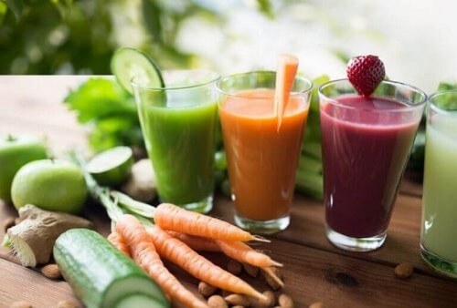 Sunde detox-shakes med frugt og grøntsager 