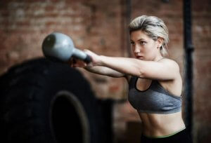 kvinde træner med kettlebells
