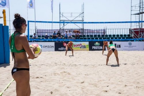 kvinder der spiller beach volley