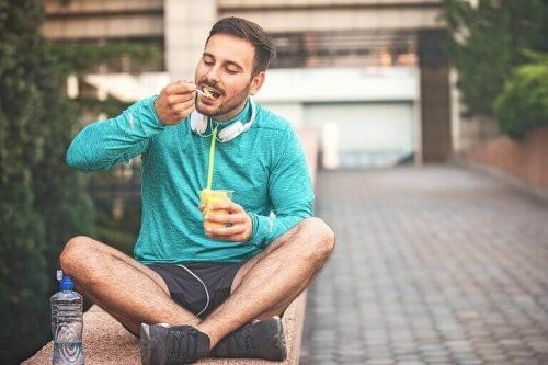 Mand spiser sund kost efter træning