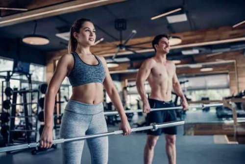 mand og kvinde der træner i fitness