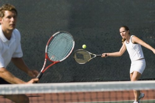 mand og kvinder der spiller tennis