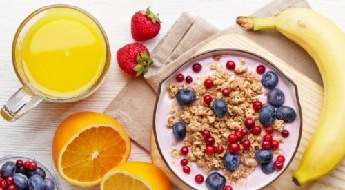morgenmad med frugt og yoghurt