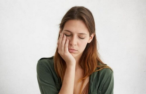 Kvinde er træt på grund af hyponatriæmi
