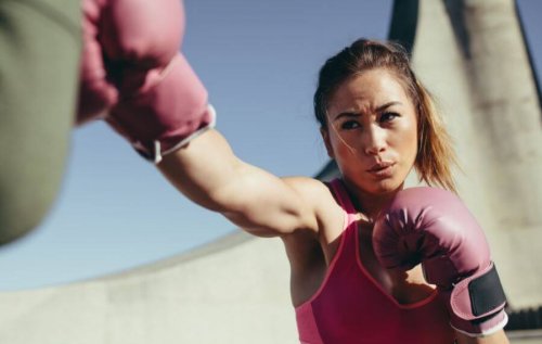 Kvinde dyrker boksning