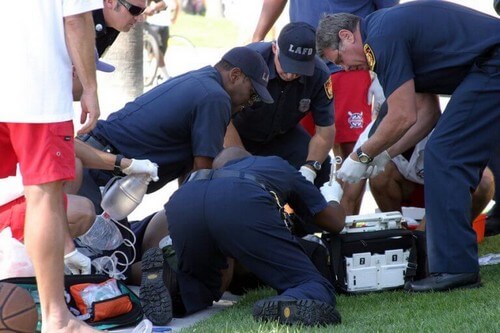 Ambulancereddere giver livreddende hjælp
