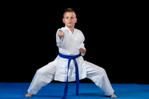 dreng der dyrker karate