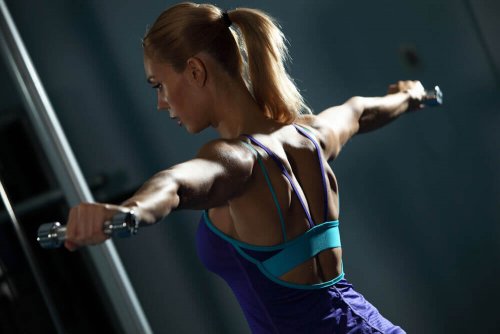 kvinde der laver øvelse for trapezmusklerne