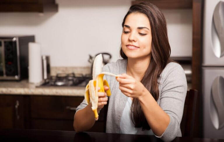 kvinde der skræller en banan