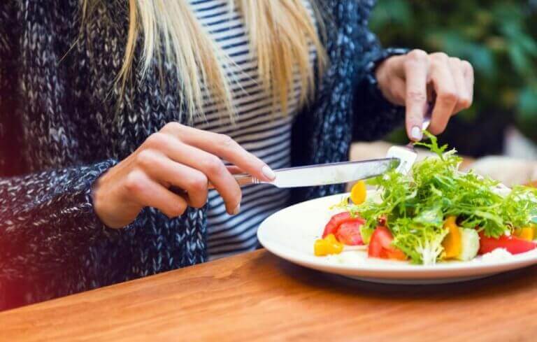 kvinde der spiser en vegansk diæt