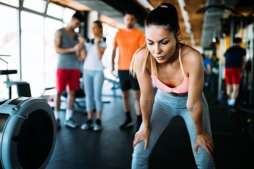 kvinde der er ved at træne i et fitnesscenter