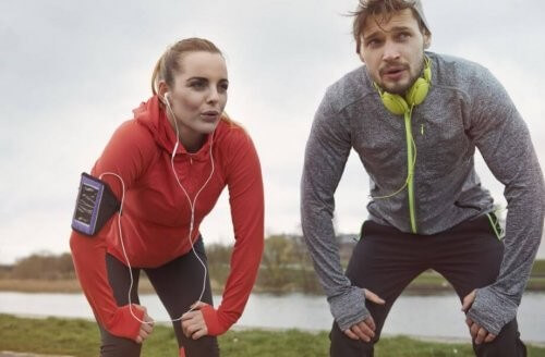 Kvinde og mand laver afslapningsmetoder efter træning