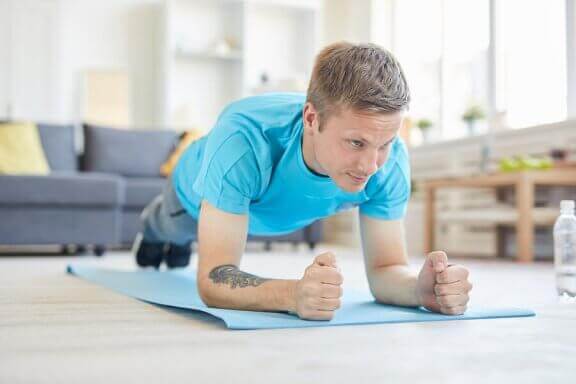lav planken for at træne dine mavemuskler derhjemme