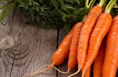 friske gulerødder med top
