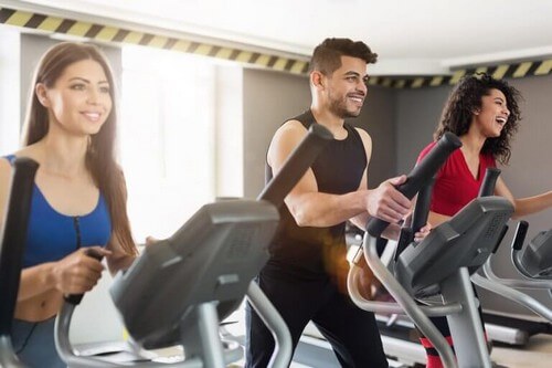 Glade mennesker træner i fitnesscenteret 