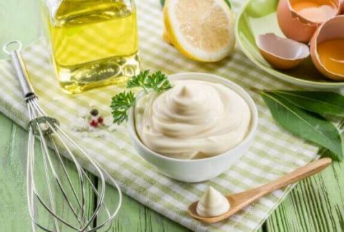 ingredienser og skål med mayonnaise