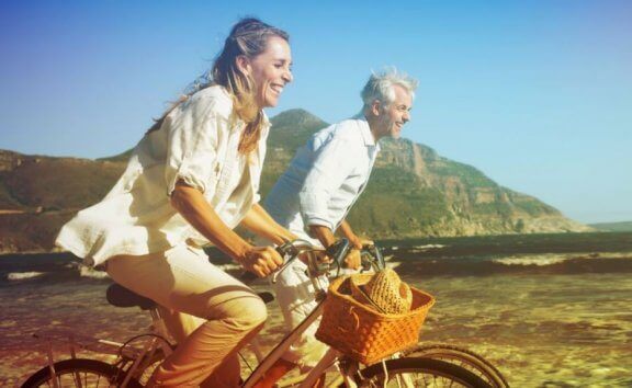 kvinde og ældre mand på cykeltur