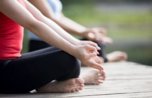 kvinder der dyrker yoga udenfor
